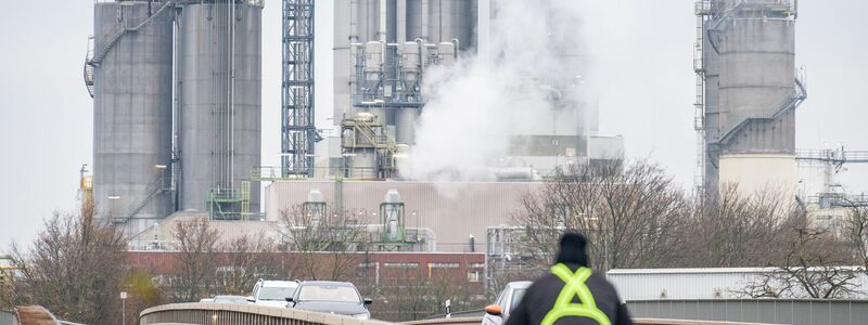 Die Chemiebranche leidet unter teurer Energie und schwacher Konjunktur - die Umsätze sinken. (Symbolbild) - Foto: Benjamin Westhoff/dpa