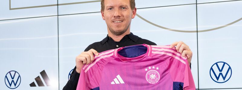 Gewagte Farben? Bundestrainer Julian Nagelsmann präsentierte schon im März das pinkfarbene EM-Trikot des DFB-Teams. (Foto: Archiv)  - Foto: Boris Roessler/dpa