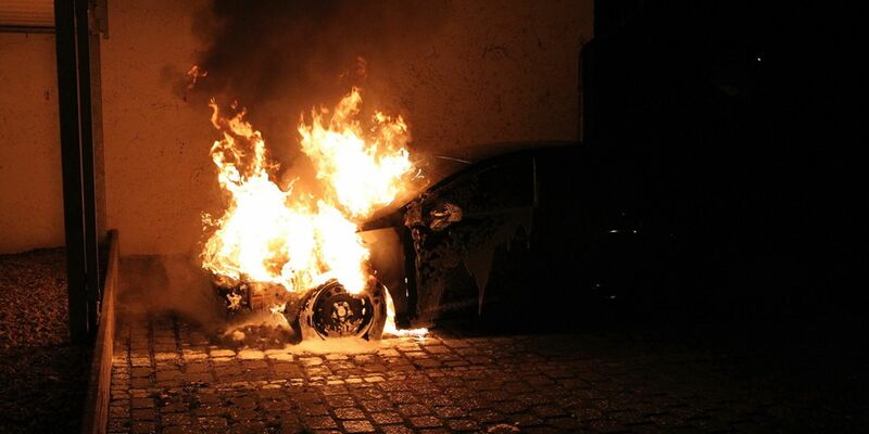 In der Silvesternacht brennen in Deutschland etwa 1.000 Autos - so viel wie sonst in einem Monat. (Symbolbild) - Foto: Silvio Dietzel/dpa-Zentralbild/dpa
