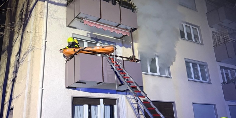 FW-F: Kellerbrand in Sindlingen: Drei Personen gerettet - zwei Frauen mit Rauchvergiftung im Krankenhaus - Foto: presseportal.de