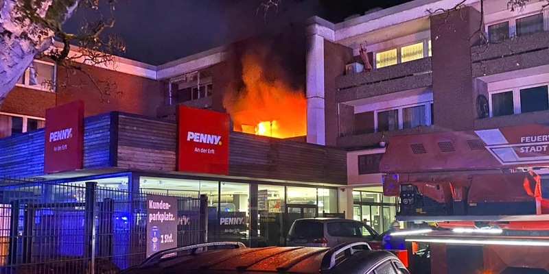 FW-NE: Ausgedehnter Wohnungsbrand in Neuss-Erfttal | Eine Person leicht verletzt - Foto: presseportal.de