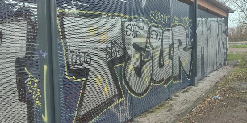 POL-SE: Wedel - Unbekannte besprühen Fahrradparkhaus am Bahnhof - Polizei auf der Suche nach Hinweisen - Foto: presseportal.de