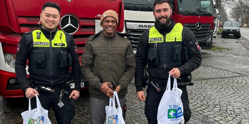 POL-DEL: Autobahnpolizei Ahlhorn: Beamte der Autobahnpolizei unterstützen den Verein DocStop und verteilen Geschenktüten an Kraftfahrer - Foto: presseportal.de