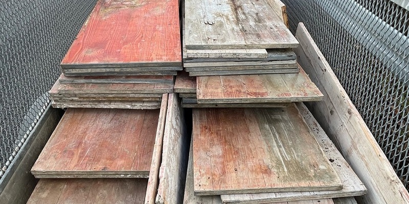 POL-EU: Ohne gültige Fahrerlaubnis: Holzplatte vom Anhänger verloren - Foto: presseportal.de