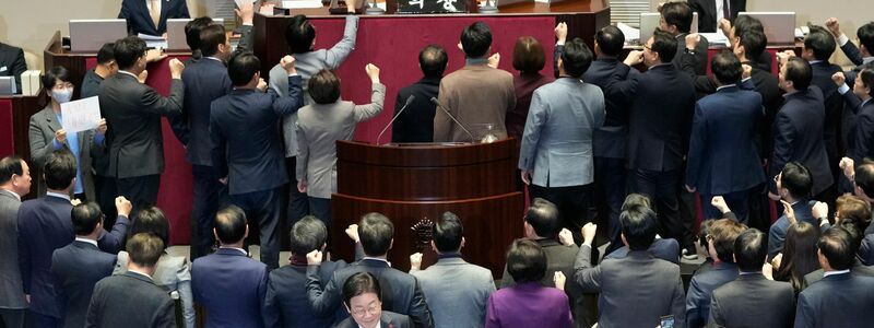 Das Parlament hat für die Amtsenthebung des amtierenden Präsidenten Han Duck Soo gestimmt. - Foto: Ahn Young-joon/AP/dpa