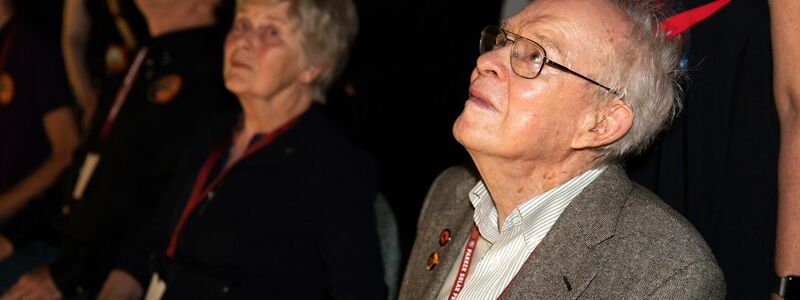 Der Astrophysiker Eugene Parker (r) beobachtete 2018 den Start der nach ihm benannten Raumsonde. (Archivbild)  - Foto: Glenn Benson/NASA/AP/dpa