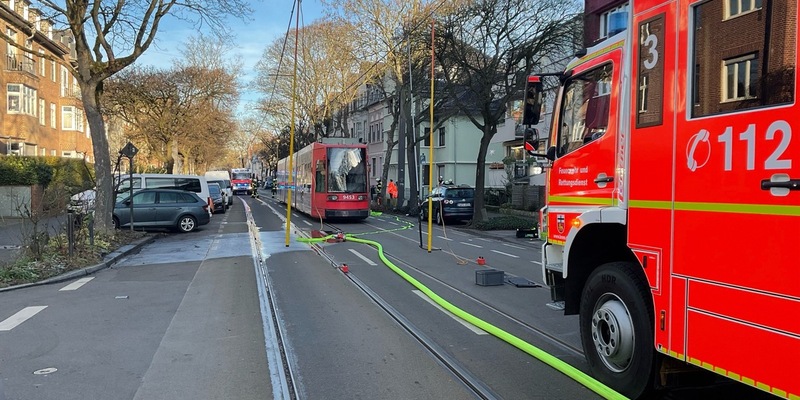 FW-BN: Feuerwehr löscht brennende Straßenbahn - Foto: presseportal.de
