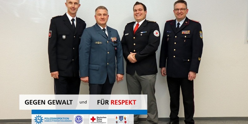 POL-HM: Gegen Gewalt und für Respekt - Einsatzkräfte von Polizei, Feuerwehr, Rettungsdienst und THW appellieren zum Jahreswechsel - Foto: presseportal.de