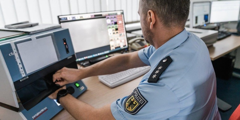 BPOLD FRA: Bundespolizei stellte Fälschungsmerkmale im Reisepass einer Ghanaerin direkt am Flugzeug fest - Foto: presseportal.de