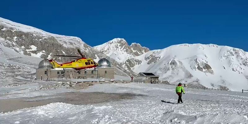 Ein Hubschrauber sucht in den italienischen Abruzzen nach zwei vermissten Bergsteigern im Massiv Gran Sasso. Die Leichen der beiden Männer wurden am Freitag entdeckt. - Foto: -/Italienische Bergwacht/dpa
