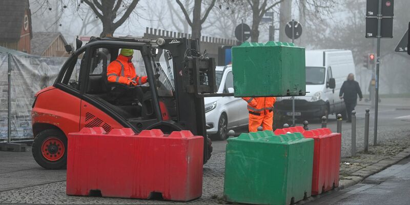 In Magdeburg hat der Abbau des Weihnachtsmarkts begonnen. - Foto: Heiko Rebsch/dpa