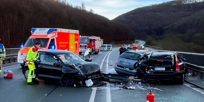 POL-LIP: Schlangen-Kohlstädt. Schwerer Verkehrsunfall auf der B1. - Foto: presseportal.de
