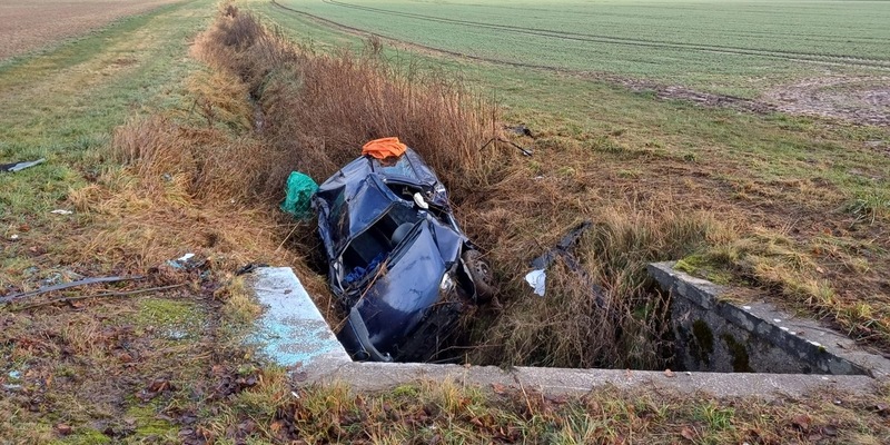 FW Horn-Bad Meinberg: Schwerer Verkehrsunfall am Freitag Vormittag - eine Person bei Alleinunfall im PKW eingeschlossen - Foto: presseportal.de