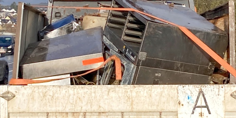 POL-LDK: + Mangelnde Ladungssicherung geahndet + In Reifenhandel eingestiegen + Haftbefehl vollstreckt + Unfallflucht im Parkhaus + - Foto: presseportal.de