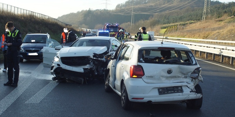 FF Olsberg: Unfall mit 3 PKW auf A46 bei Velmede, Vollsperrung - Foto: presseportal.de
