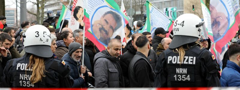 Immer wieder gibt es auch in Deutschland Demonstrationen, auf denen die Freilassung Öcalans gefordert wird, wie hier im Februar in Köln. (Archivbild) - Foto: Sascha Thelen/dpa