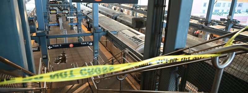 Die abgesperrte Station im New Yorker Stadtteil Brooklyn gehört zum bekannten Ausflugsziel Coney Island. - Foto: Kyle Mazza/TheNEWS2 via ZUMA Press Wire/dpa