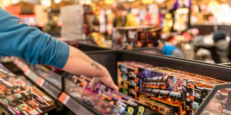 Die Branche sieht einen Trend hin zum Leuchtfeuerwerk und weg vom Knaller. (Archivbild) - Foto: Frank Hammerschmidt/dpa