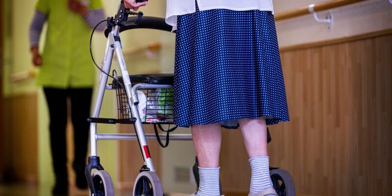 Wegen der voraussichtlichen Teilnahme Israels am nächsten Eurovision Song Contest gibt der Schweizer ESC-Star Nemo den Pokal für seinen Sieg im Jahr 2024 zurück. (Archivbild) - Foto: Jens Büttner/dpa