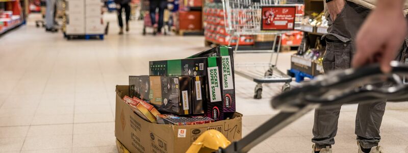 Los geht's in Cottbus: Während Supermarkt-Mitarbeiter noch die Regale einräumen, warten die ersten Kunden schon aufs Feuerwerk.  - Foto: Frank Hammerschmidt/dpa