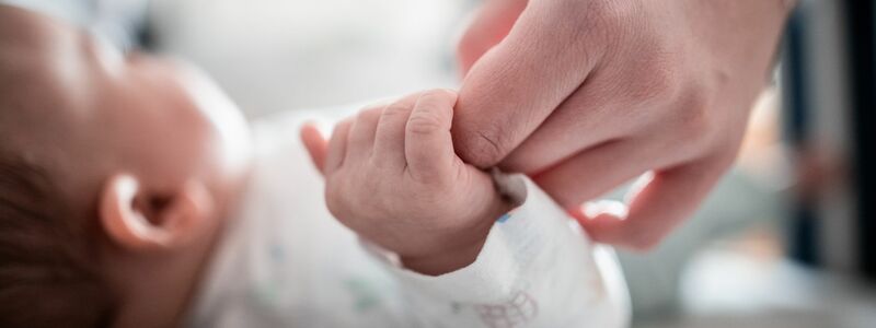 Laut der Einschätzung des Namensforschers geben Eltern ihren Kindern auch gerne etablierte Namen, die daher unauffällig seien. (Archivbild) - Foto: Fabian Strauch/dpa