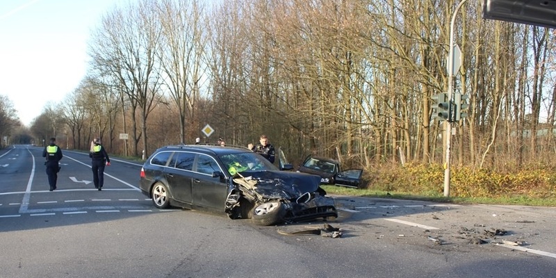 POL-DN: Zweimal Totalschaden nach Unfall beim Linksabbiegen - Foto: presseportal.de