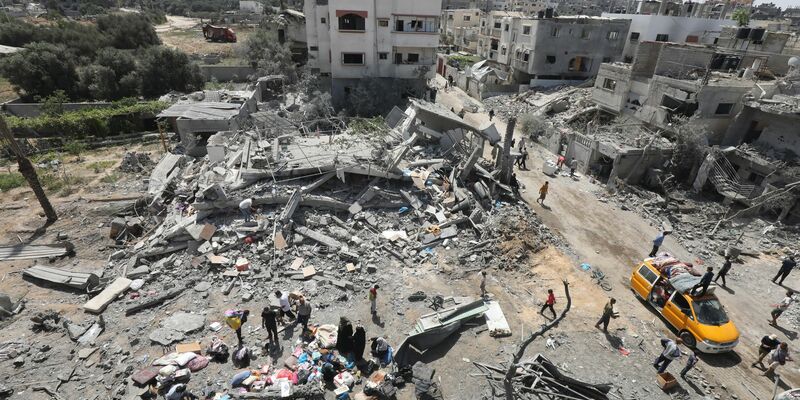 Palästinenser inspizieren zerstörte Gebäude im Flüchtlingsviertel Al-Maghasi. (Archivbild) - Foto: Omar Ashtawy/APA Images via ZUMA Press Wire/dpa