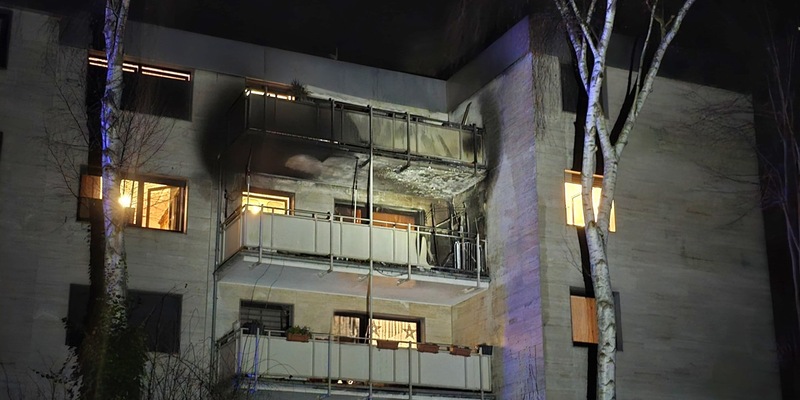 FW Bergheim: Feuerwehr löscht Balkonbrand in Mehrfamilienhaus in Bergheim Mehrere Personen evakuiert - Niemand verletzt - Foto: presseportal.de