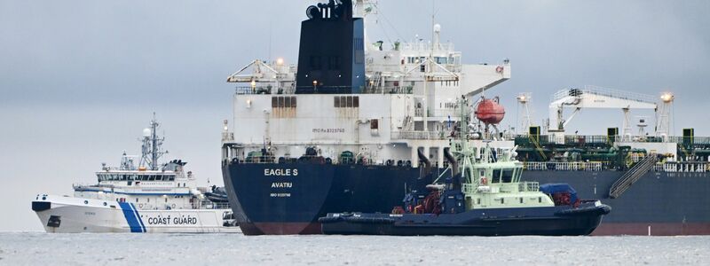 Der Öltanker «Eagle S» soll in einen Hafen gebracht werden.  - Foto: Jussi Nukari/Lehtikuva/dpa