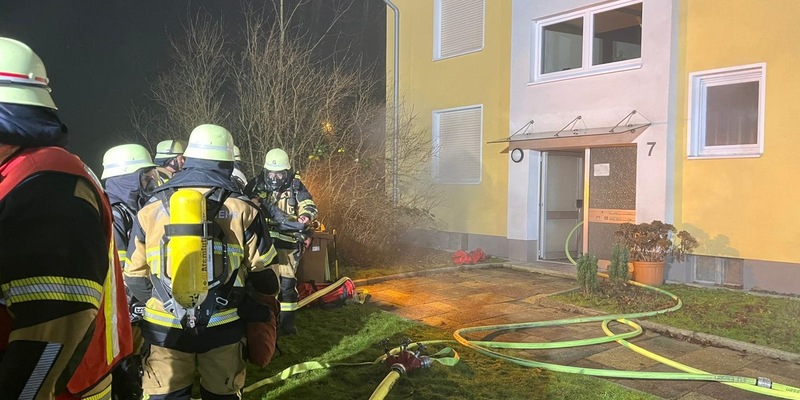FW-E: Kellerbrand in einem Mehrfamilienhaus - ein Anwohner verletzt - Foto: presseportal.de