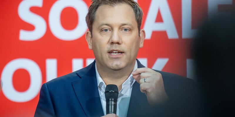 SPD-Chef Klingbeil fordert die Abschiebung von Asylbewerbern, die mit Terror drohen. (Archivfoto) - Foto: Michael Kappeler/dpa