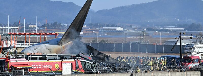 Die Piloten der Maschine hatten einen ersten Landeversuch abgebrochen - dann folgte die Bruchlandung. - Foto: Lee Young-ju/Newsis/AP/dpa