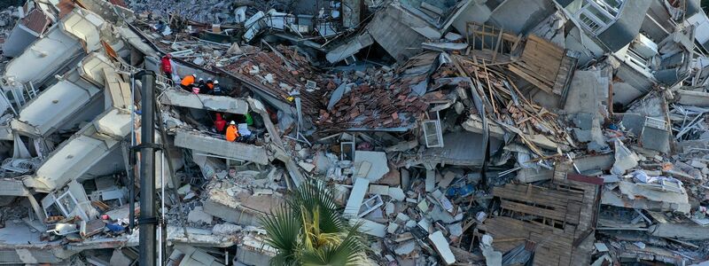 Von Trümmern eingeschlossen: Bei dem Erdbebenunglück im türkisch-syrischen Grenzgebiet im Jahr 2023 kamen über 50.000 ums Leben (Archivbild). - Foto: Hussein Malla/AP/dpa