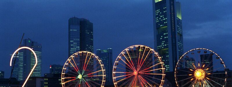 Vor 25 Jahren - Ende 1999 - bildeten eine große Stahl-«2» und drei Riesenräder in Frankfurt/Main die Jahreszahl «2000». (Archivbild) - Foto: Arne Dedert/dpa