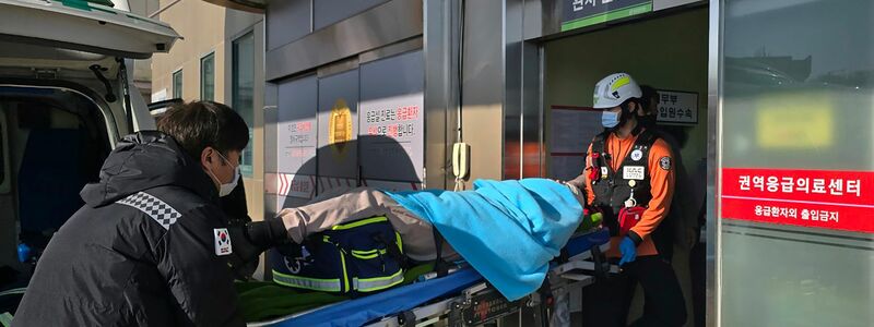 Ein nach einem Flugzeugabsturz gerettetes Opfer wird in ein Krankenhaus transportiert. - Foto: Cho Geun-young/Yonhap/AP/dpa