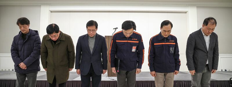 Vertreter der Jeju Air entschuldigen sich. - Foto: Uncredited/Yonhap/dpa