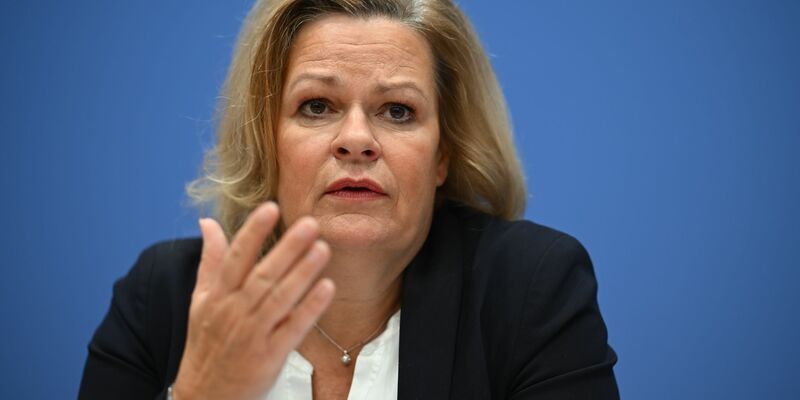 Bundesinnenministerin Nancy Faeser kündigt ein Durchgreifen bei Gewalt in der Silvesternacht an. (Archivbild) - Foto: Sebastian Christoph Gollnow/dpa