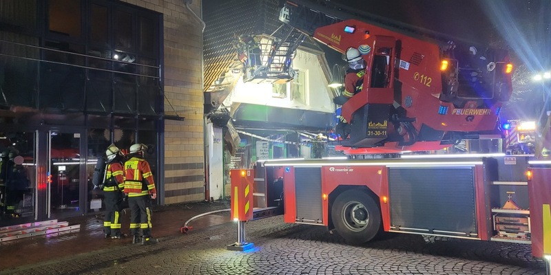 FW-ROW: Brennende Dachteile in der Fußgängerzone - Foto: presseportal.de