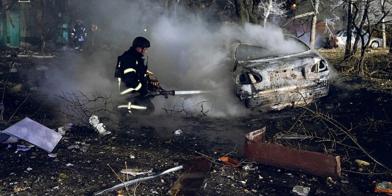 Eine russische Rakete tötete in der ukrainischen Stadt Sumy mindestens drei Menschen.  - Foto: Uncredited/Ukrainian Emergency Service/dpa