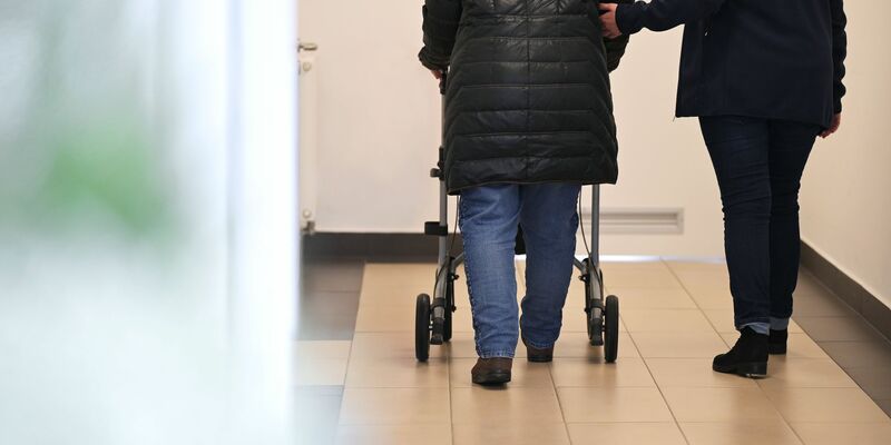 Die Pflegeversicherung wird 2025 wieder teurer. (Archivbild) - Foto: Michael Bahlo/dpa