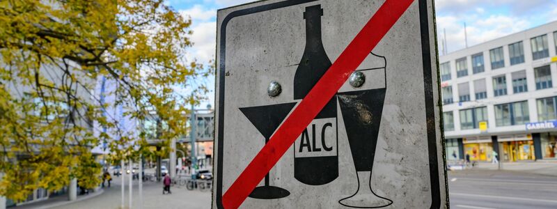 Ein Trend breitet sich aus: Zunehmend Menschen verzichten im Januar auf den Konsum von Alkohol. (Symbolbild) - Foto: Patrick Pleul/dpa