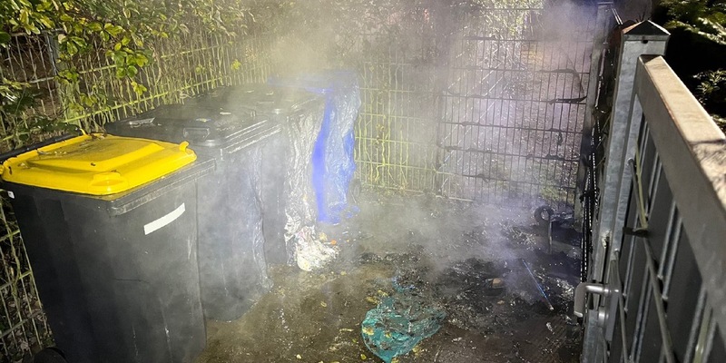 POL-ME: Mehrere Mülltonnen neben Kindergarten in Flammen - Hilden - 2412107 - Foto: presseportal.de