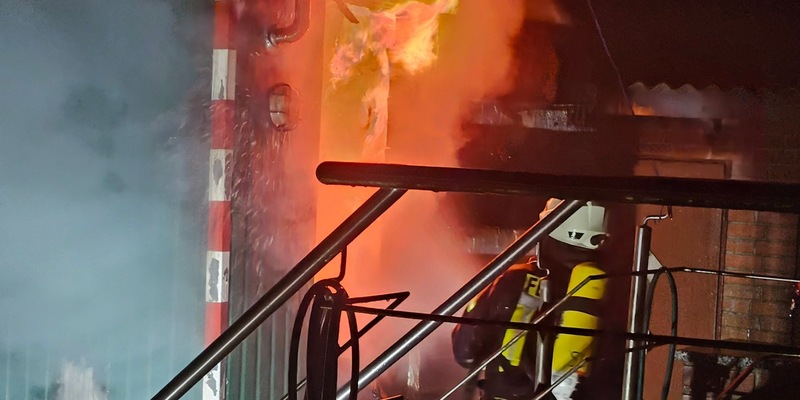 FFW Fredenbeck: Umgebauter Bauwagen brennt komplett aus / Ausbreitung auf Wohngebäude verhindert - Foto: presseportal.de