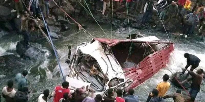 Der mit Hochzeitsgästen beladene Lastwagen ist beim Überqueren einer Brücke in den Galana-Fluss gestürzt. - Foto: -/Sidama National Regional State Health Bureau/Handout via Xinhua/dpa
