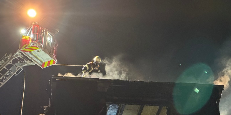 FW-OG: Dachstuhlbrand im historischen Ortskern + Nachtragsmeldung zum 29.12.2024 + - Foto: presseportal.de