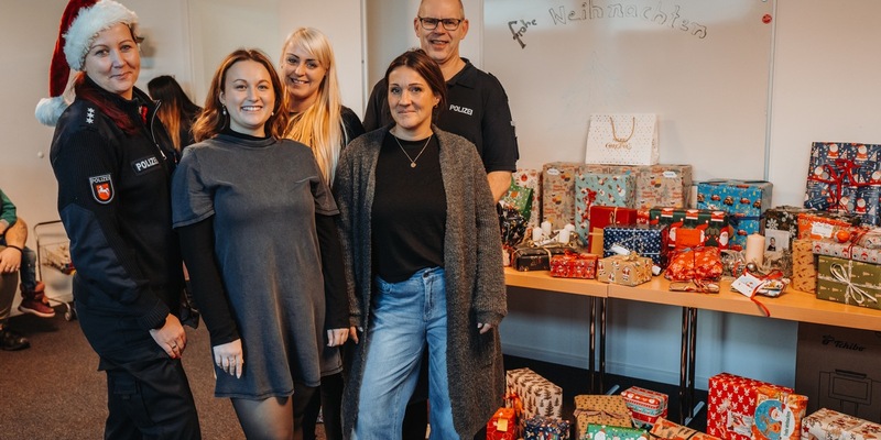 POL-WOB: Weihnachtsgeschenke von der Polizei - Polizeibeamte erfüllen Wünsche - Foto: presseportal.de