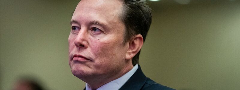 Tesla-Chef Musk leistete Ermittlungshilfe - und bekam dafür ein Lob von der Polizei. (Archivbild) - Foto: Allison Robbert/AFP Pool via AP/dpa