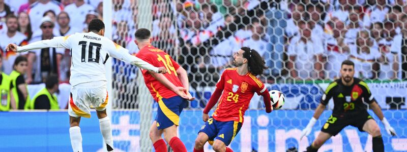 Handspiel, aber kein Elfmeter: Jamal Musiala schießt, Marc Cucurella wehrt den Ball mit der Hand ab. - Foto: Tom Weller/dpa