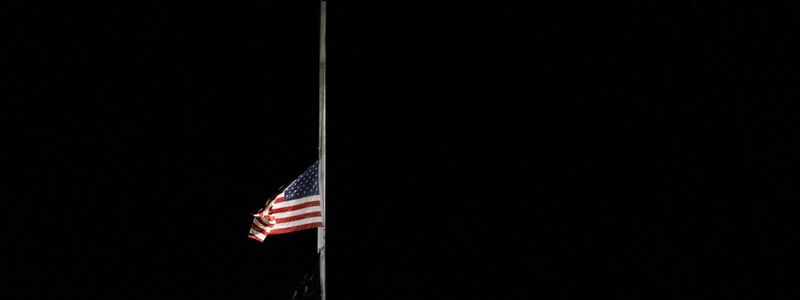 Die amerikanische Flagge am Weißen Haus weht auf halbmast für den verstorbenen Präsidenten Carter. - Foto: Manuel Balce Ceneta/AP/dpa