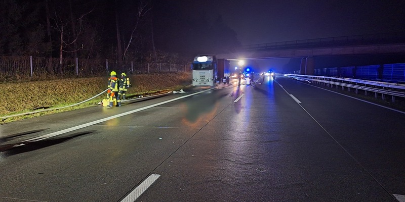 FW-ROW: Gasaustritt am LKW sorgt für Vollsperrung - Feuerwehren im Einsatz - Foto: presseportal.de